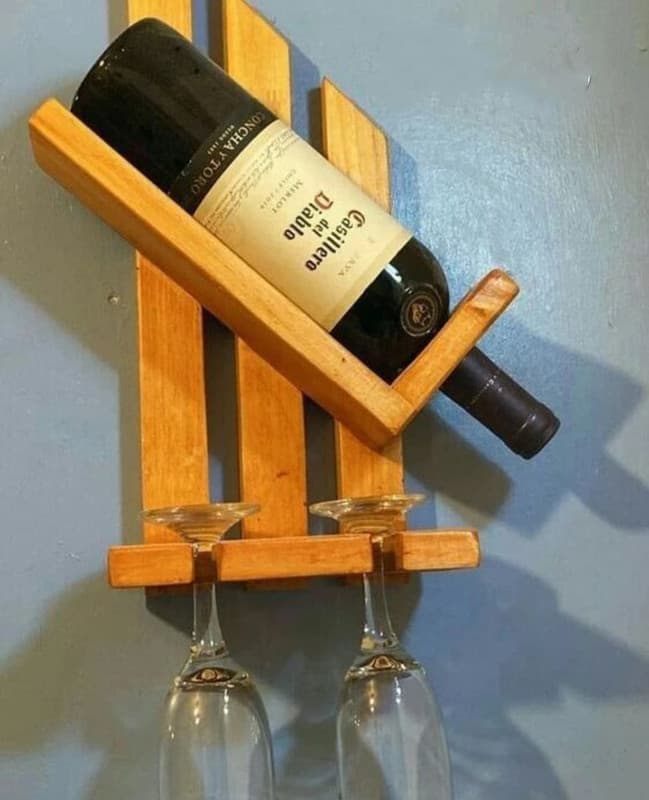 Adega de parede com porta taça